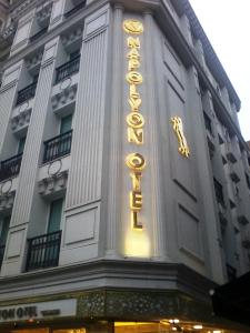 un cartello hotel sul lato di un edificio di napolyon hotel a Istanbul
