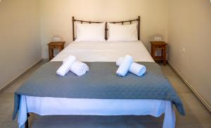 ein Schlafzimmer mit einem Bett und zwei Kissen darauf in der Unterkunft Porto Juno in Portianón