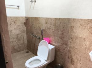 a bathroom with a white toilet in a room at Winterfeel Bellmount by Neon Nest in Ooty