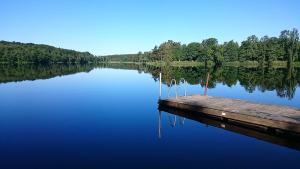 a lake with a dock in the middle of it at EFS-gården in Åsljunga