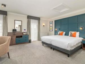 a large bedroom with a large bed and a television at Mercure Salisbury White Hart Hotel & Apartments in Salisbury +159 photos