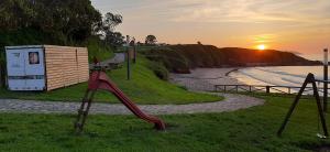 ein Spielplatz mit Rutsche direkt am Strand in der Unterkunft The Little Caravia in Caravia
