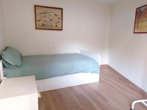 a room with a couch in the corner of a room at Xeitosa II, en el centro de Vigo in Vigo