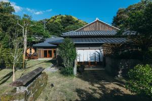 ein Haus mitten im Wald in der Unterkunft Hotel Raccan in Shibushi