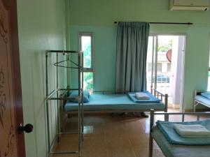 a room with a bunk bed and a window at มังกรเลโฮสเทล Mangkonlay Hostel in Ban Khlong Pak