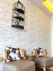 A seating area at Sun Shine B&B