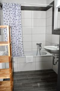 La salle de bains est pourvue d'une baignoire et d'un lavabo. dans l'établissement Work & stay Neuss, à Neuss