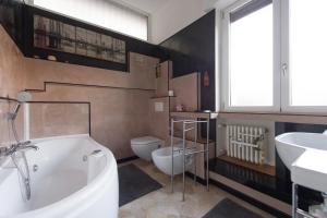 B&B Rosa Blu في كومو: حمام مع حوض ومرحاض ومغسلة