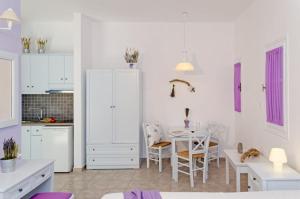 A kitchen or kitchenette at Mouras studios