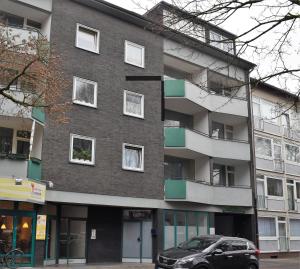 Un coche negro aparcado delante de un edificio en Ferienwohnung Neuss, en Neuss