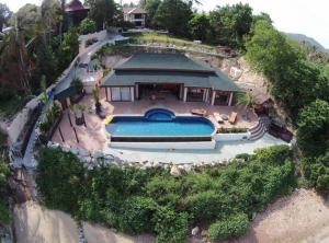 een luchtzicht op een huis met een zwembad bij 5 Bedroom Seafront Villa Phangan SDV231-By Samui Dream Villas in Srithanu
