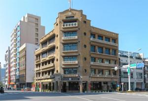 a building on the corner of a city street at Read River in Anping