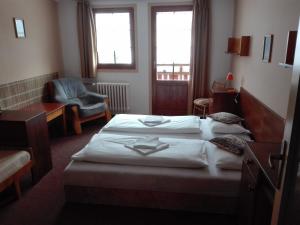 Voodi või voodid majutusasutuse Rodinný "Hotel U Můstků" toas