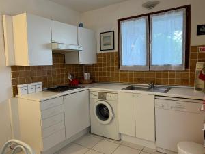 a kitchen with a washing machine and a sink at Oro 60 in Conca
