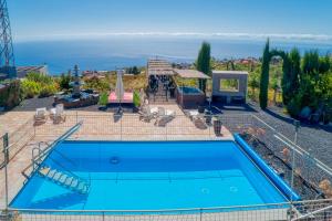 a swimming pool with a view of the ocean at Hotel Rural Los Piratas in Tijarafe