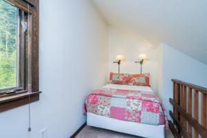a bedroom with a bed and a window at Manitou Lodge 7 by Alpine Lodging Telluride in Telluride