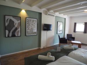 a hotel room with a bed and a table and chairs at Hotel Ter Linde in Zuidwolde