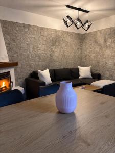a vase sitting on a table in a living room at Casa DiMont Sauna & Relax in Salino