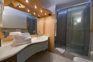 a bathroom with a shower, sink, and tub at Hotel Rivè - Complesso Turistico Campo Smith in Bardonecchia