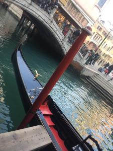 una góndola en un canal con un puente en Maison d'Ax Venice Center, en Venecia
