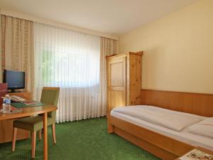 Un pat sau paturi într-o cameră la Hotel Heidelberg