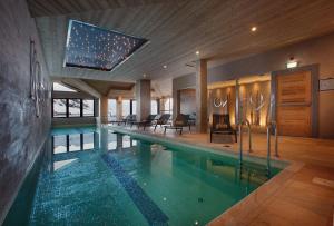 Bazén v ubytování Hôtel Koh-I Nor by Les Etincelles nebo v jeho okolí