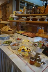ein Buffet mit vielen verschiedenen Speisen auf dem Tisch in der Unterkunft Hotel Reischenau in Ustersbach