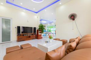 a living room with a couch and a tv at Villa Long Cung B2-9 in Vung Tau