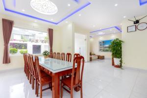 a dining room with a glass table and chairs at Villa Long Cung B2-9 in Vung Tau