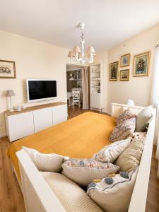 a living room with a couch and a flat screen tv at Apartment Sulle scale in Piran