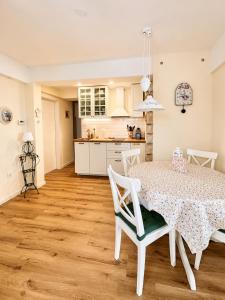 a kitchen and dining room with a table and chairs at Apartment Sulle scale in Piran