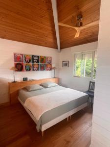 a bedroom with a bed and a wooden ceiling at Entre bassin & océan in Lège-Cap-Ferret +20 photos