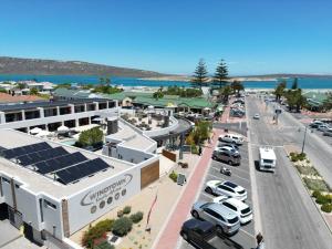 eine Draufsicht auf eine Stadtstraße mit geparkten Autos in der Unterkunft Windtown Lagoon Hotel in Langebaan