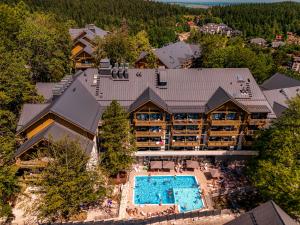 Luftaufnahme eines Resorts mit Swimmingpool in der Unterkunft Forest Park Resort & SPA in Świeradów-Zdrój