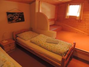 DölsachにあるFerienwohnung Barbara Mairの小さなベッドルーム(ベッド2台、窓付)