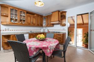 una cocina con una mesa con un bol de fruta. en Villa Bona Vista en Capdepera