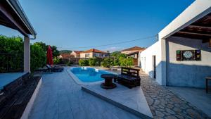 a backyard with a swimming pool and a house at MAB Sweet Home By Villas Guide in Vela Luka
