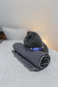 a pile of towels sitting on top of a bed at Haus Felsenpost in Stadt Wehlen +157 photos