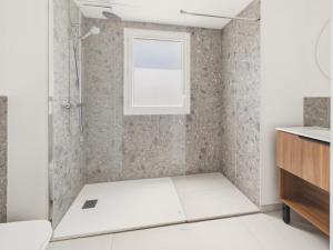 a bathroom with a shower and a window at Le Mid-Length- studio pour 3 - piscine commune in Biscarrosse