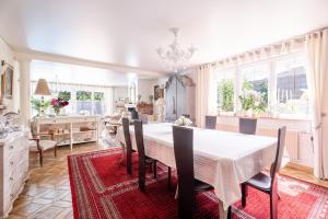 a kitchen and dining room with a table and chairs at Villa Béatrice - Piscine in Hochfelden