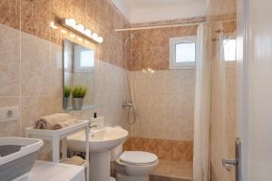 a bathroom with a toilet and a sink and a shower at Uga La Dehesa I in Uga +43 photos