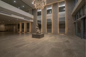 a large lobby with a statue in the middle at luxuriuso apartament in Cartagena de Indias