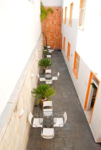 Hotel & Suites Galeria في موريليا: صف من الكراسي والطاولات في الممر