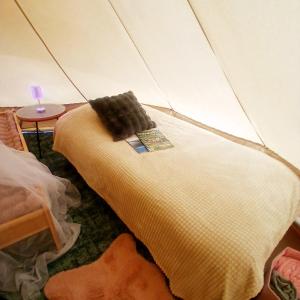 a room with a blanket and a table with a candle at Miami Jungle Glamping Experience in Korjuse