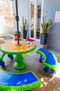 a green and blue table and chairs in a yard at Cozy apartment monica in San Pedro Sula