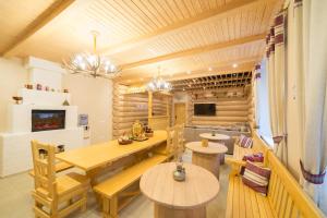 ein Esszimmer mit einem Tisch und Stühlen sowie einem Weinkeller in der Unterkunft Hostel IZBA in Wladiwostok