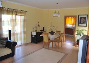 - un salon avec une table et une salle à manger dans l'établissement Lagoa House Albufeira, à Lagoa de Albufeira