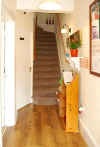 un corridoio con scala e scala di Beckside Guest House Keswick a Keswick