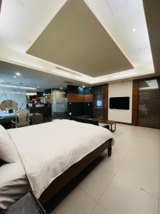 a bedroom with a large bed and a kitchen at Walker Motel 2 in Taipei +14 photos