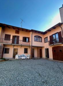 an exterior view of a house with a driveway at Il Nido sul Lago B&B in Viverone